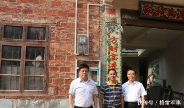 退役军人事务部联合工作组亲自为他们悬挂光荣牌