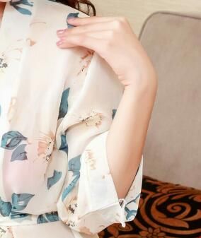 女人洗完澡,千万别穿紧身睡衣!学下面女人这样穿,凸显魔鬼身材