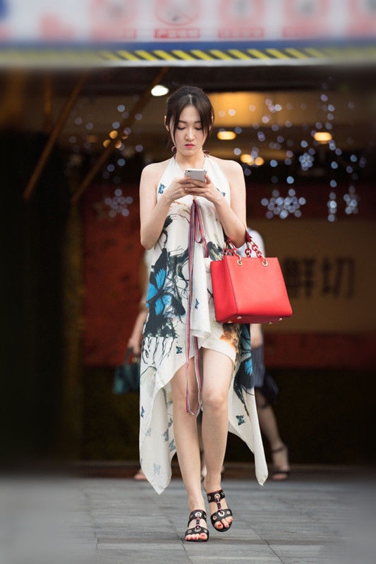 街拍路人，飘逸的裙子和紧身装扮的穿搭对比，明显穿裙子更加舒适