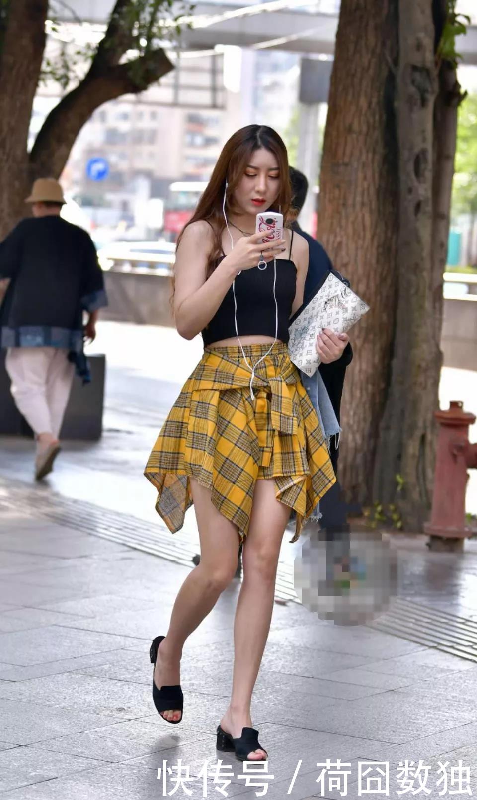 [ 显瘦]脸型很显胖，但身材显瘦很匀称苗条，街拍：打扮很时尚的性感女孩