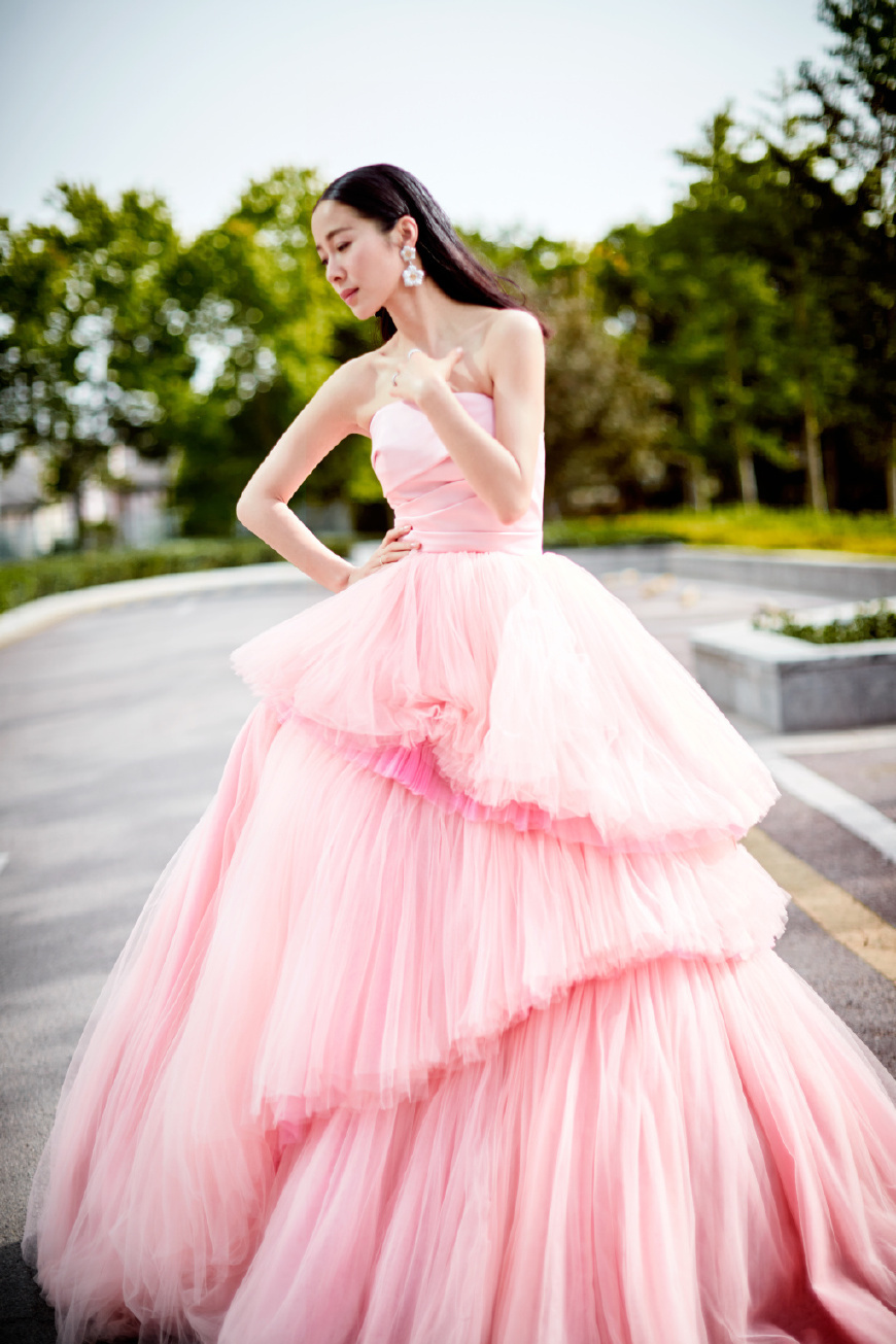 34岁江一燕厉害了！一袭蓝色连衣裙女神范十足，网友：比霍思燕美