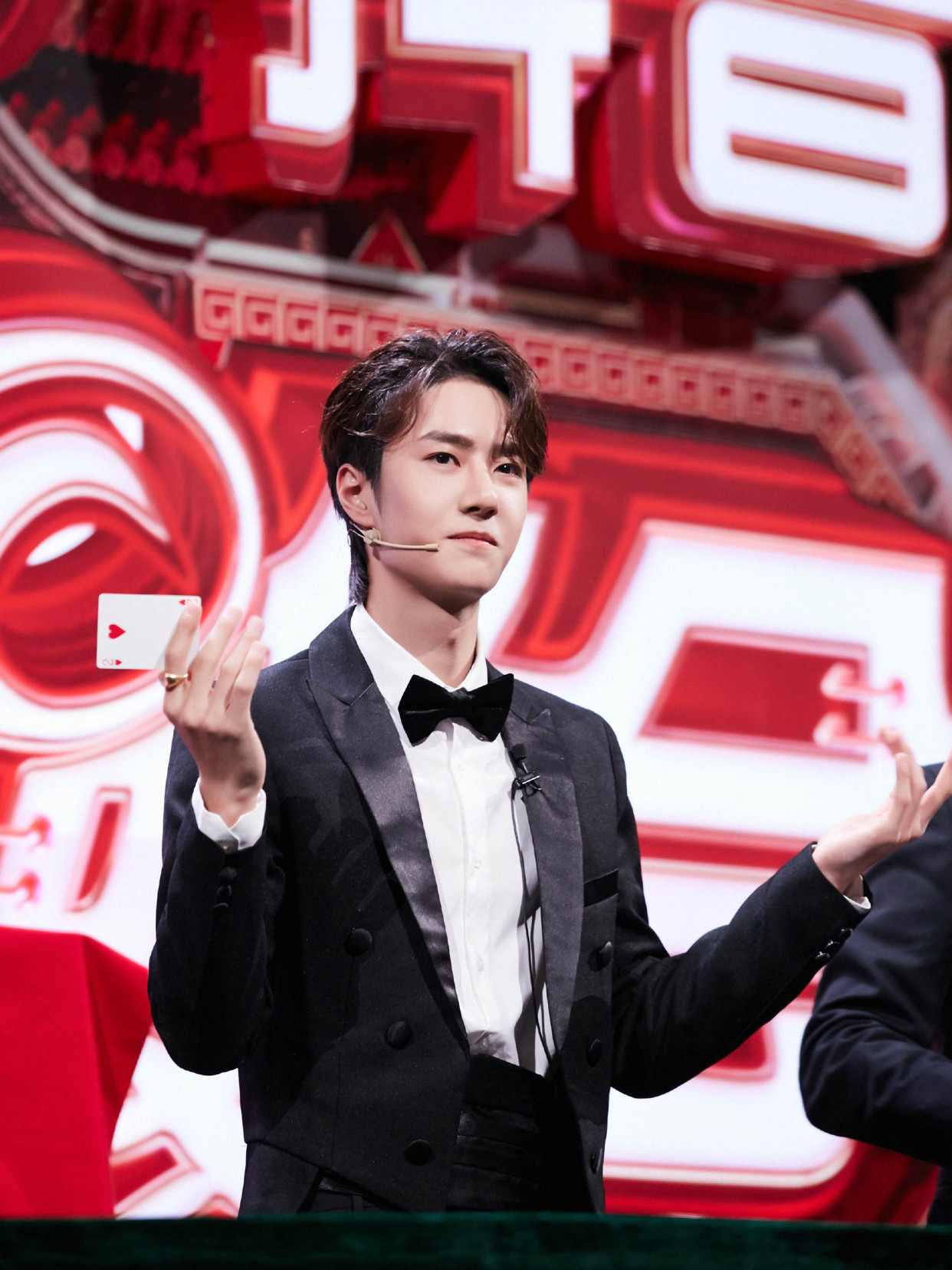 『造型真』183cm黄明昊和180cm王一博,同是黑西装造型,谁才是你的小王子?