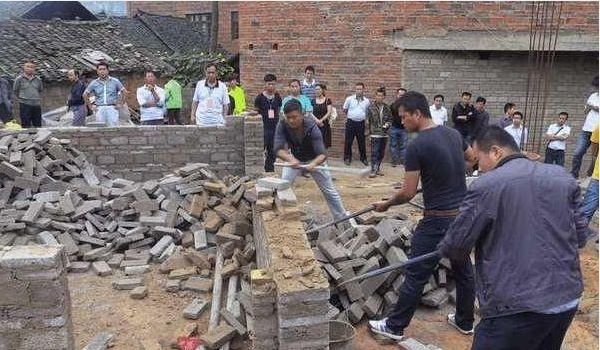 农村严禁私自盖房，咋盖的咋拆掉，老农反问一句，专家没话说了