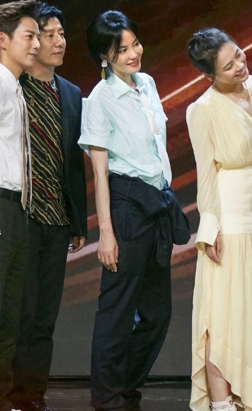 王菲的时尚好难懂, 好好的裤子非要系的乱七八糟, 网友: 好邋遢