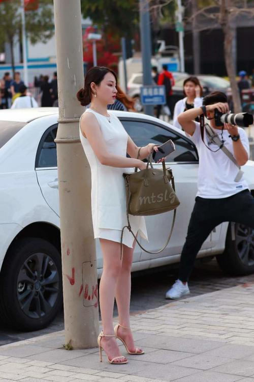 街拍：初秋的天气微凉，丝毫挡不住美女们追求时尚的心！