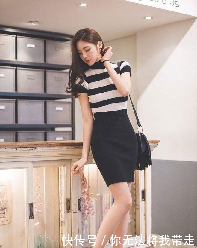  #尽显#街拍：美艳动人的小姐姐，一件黑色修身短裙，尽显完美性感好身材