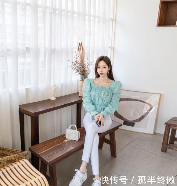 气质:孙允珠白色紧身休闲裤,时尚甜美气质出众