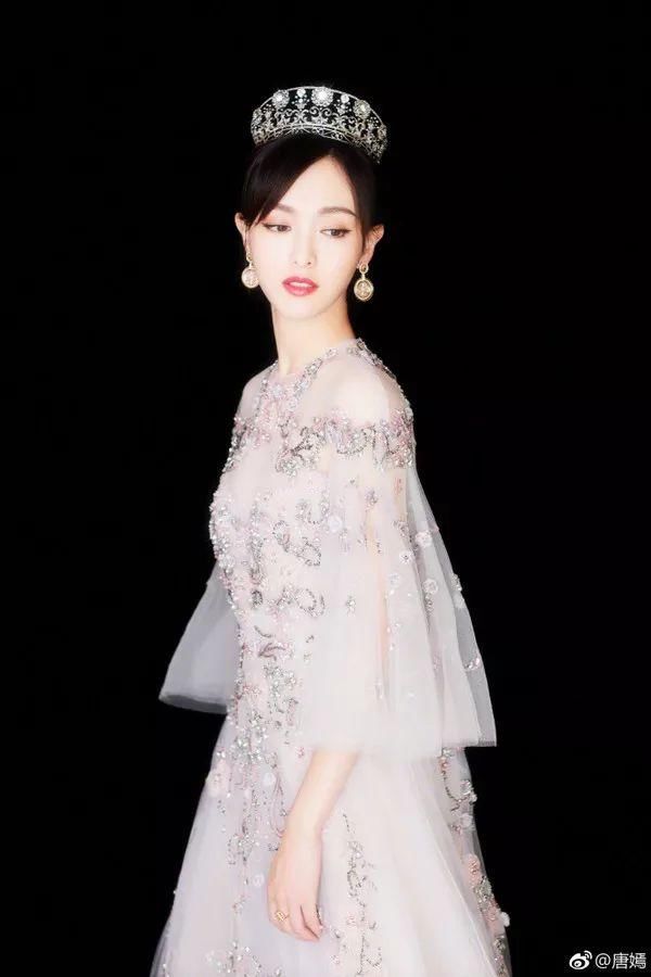 干货| 送周韵上热搜的一字肩天鹅颈，学会这5个动作你也能拥有