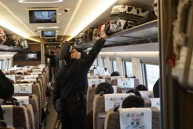 他们400米车厢要往返走三万步，每次出门还带两身警服，为啥？