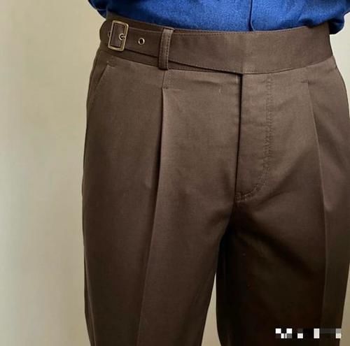 #卡其裤#卡其裤的另一个名字叫Chinos,改良后的版型跟西裤一样高级