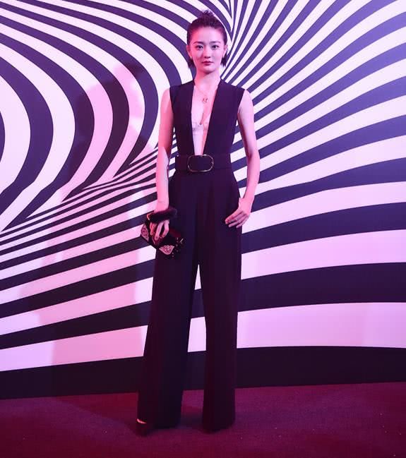 徐璐彻底放飞自我，深V连体裤明艳动人，网友:上厕所怎么办