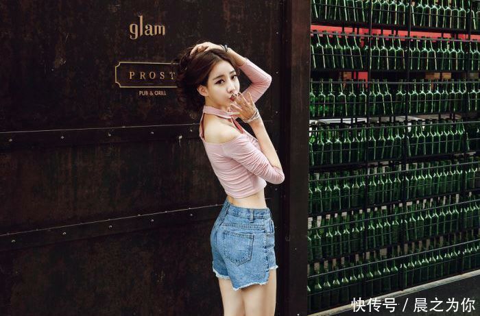 性感|街拍:小姐姐身穿牛仔裤,性感的身材,时尚范十足!
