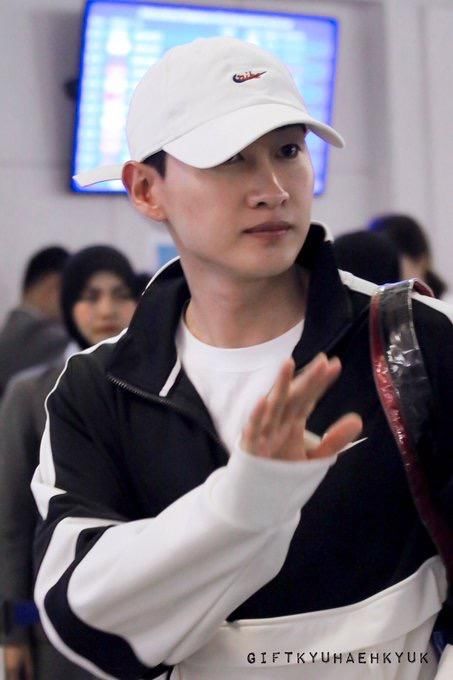 短暂的家族旅行结束!银赫仁川入境满载而归