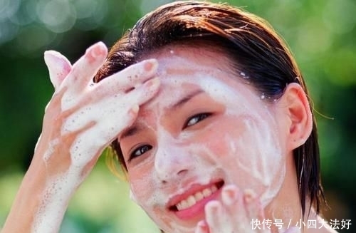 小妙■洗脸别再用洗面奶了,教你一个小妙招,让你的脸越洗越白皙!