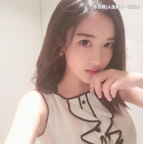 清新恬静的小美女，巧妙穿搭时而俏皮时而大气，灵动柔美非常养眼