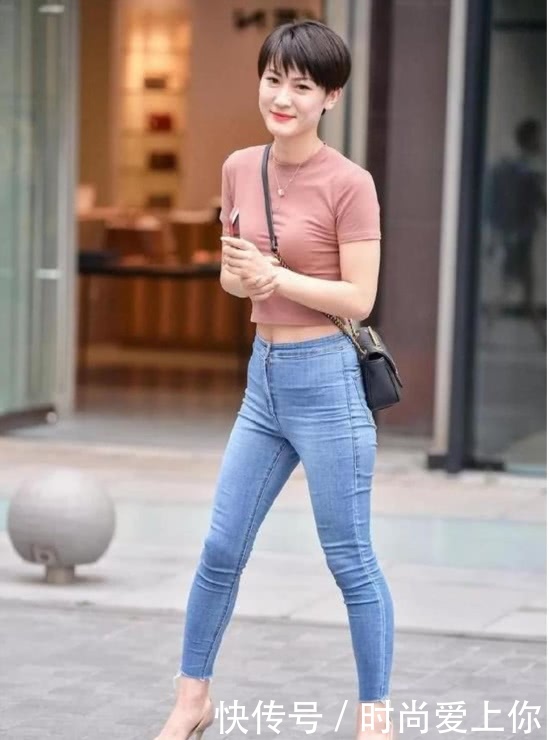 短发紧身牛仔裤美女身材曲线唯美，气质十足！