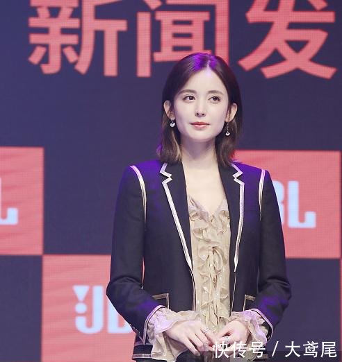 有一种姿势叫古力娜扎的站姿，这腿距惊到我了，真的只有26岁