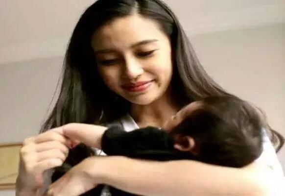 关于baby在餐厅就餐，怕照片流出夺手机一事，官方回应引争议