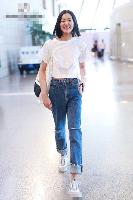 奚梦瑶直接穿了件胸衣出门，看得人想报警!