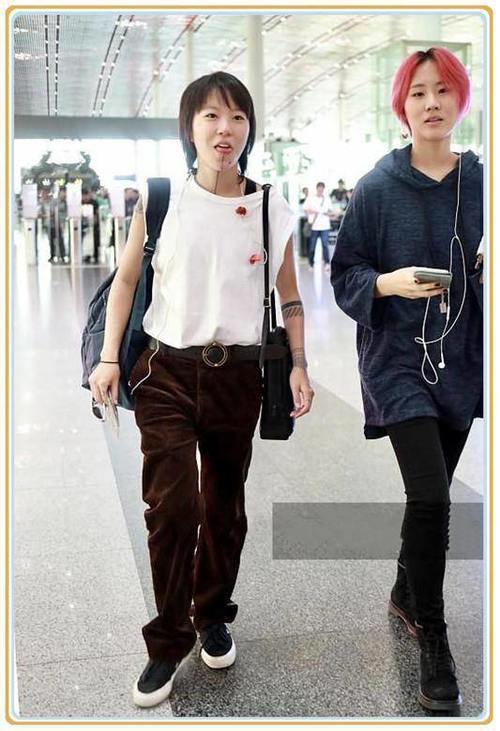 中国好姐姐！窦靖童机场挎两包不怕累，妹妹窦佳嫄只顾低头玩手机