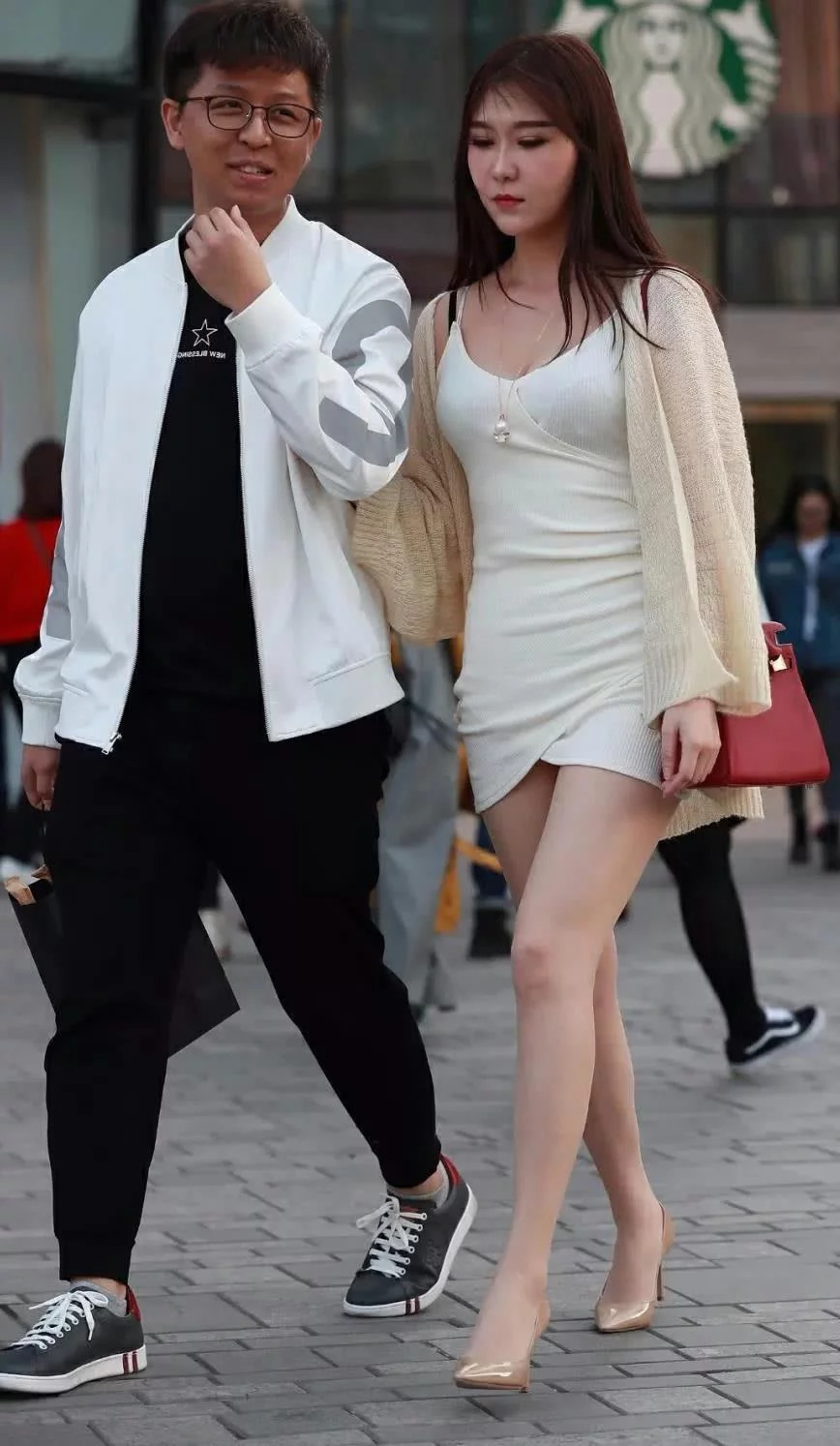 气质小姐姐包臀裙性感迷人尽显女神风采，网友：男朋友得意的表情