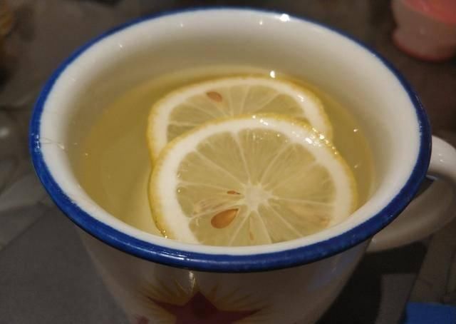  『皮肤』教你超好喝的蜂蜜柠檬水做法，每天两杯皮肤越来越白嫩