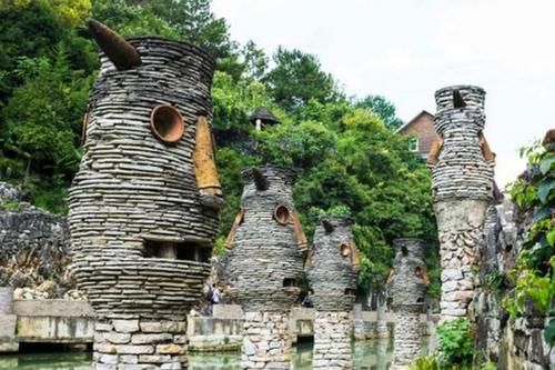 中国这个奇幻景点，79岁老人花费20年建造一景区，现成知名旅游地