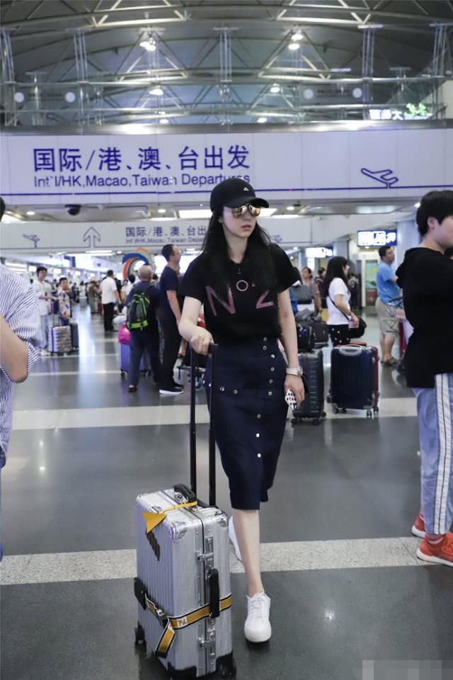 董璇的裙子这么紧，扣子还能全部系上，网友：104斤假的吧