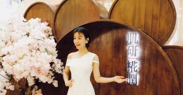 啥吗？吴昕穿白色系，就是比你美，因为显腿可细了！