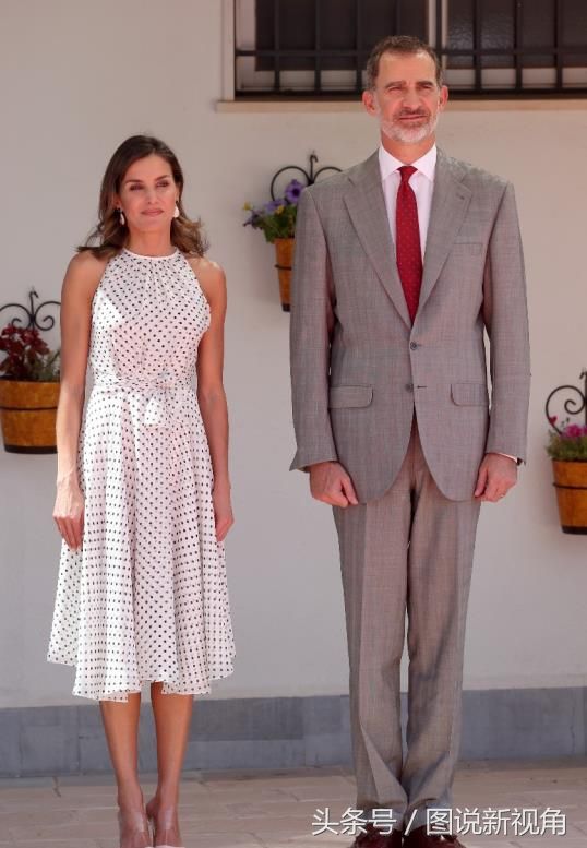 46岁的西班牙王后:穿蕾丝长裙，无袖装，细高跟，很抢眼