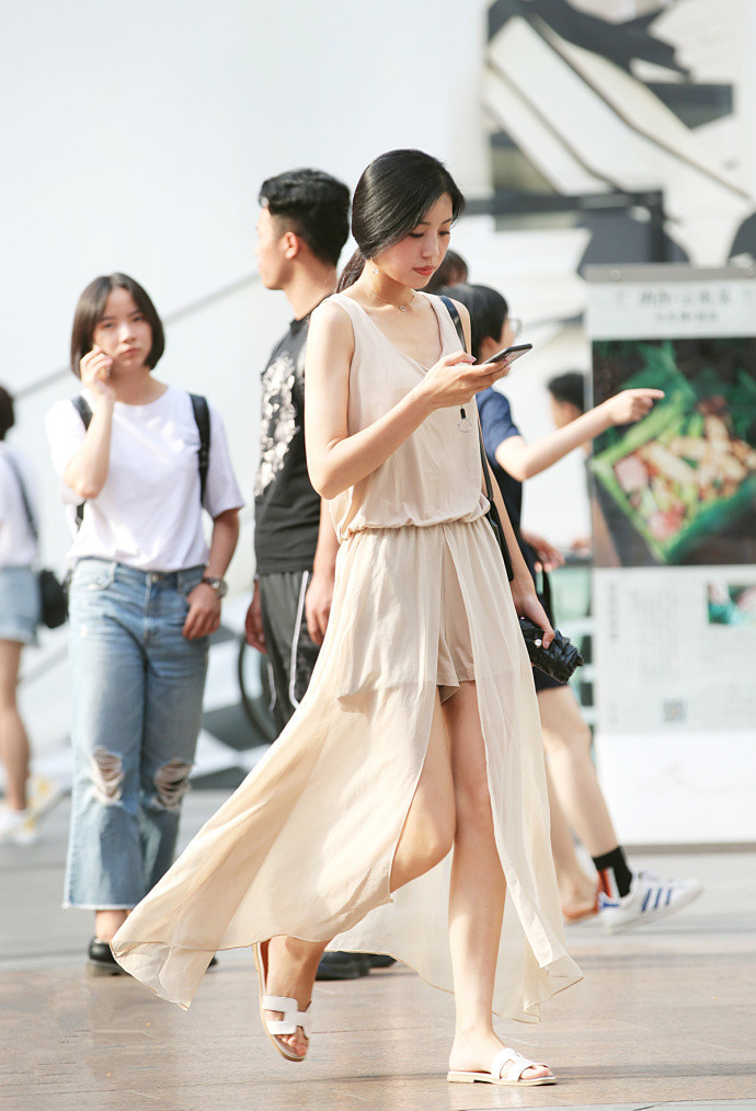 路人街拍：漂亮的女孩子有一双修长美腿就可以穿短裤，非常养眼