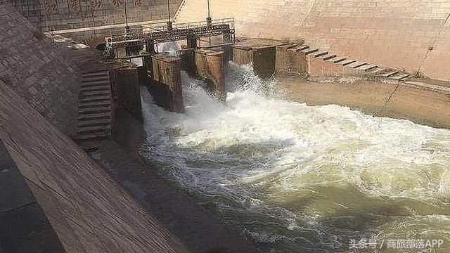 中国这个水利工程让绿洲变成了沙漠，如今沙漠中再现湖泊