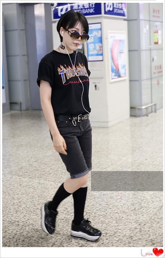 当吴莫愁穿短裤撞上吉克隽逸，网友：豪放与保守的差距一目了然！