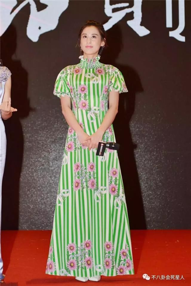 黄圣依虽身价不菲，但衣品却让人头疼，一半裤子一半裙子？