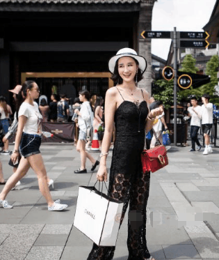 街拍: 旗袍装尽显迷人熟女气质, 婀娜身材让直男不开眼!