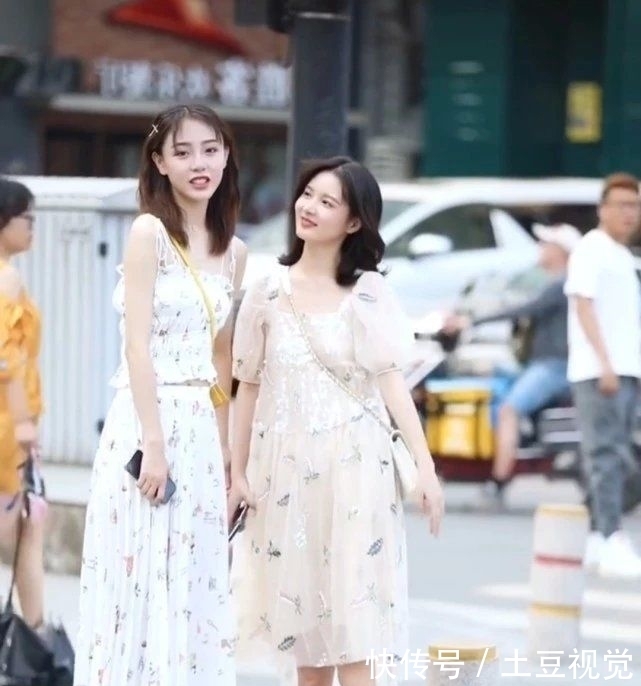 「真甜」有一种闺蜜装,叫“即使我比你矮,裙子仍可以换着穿”,真甜