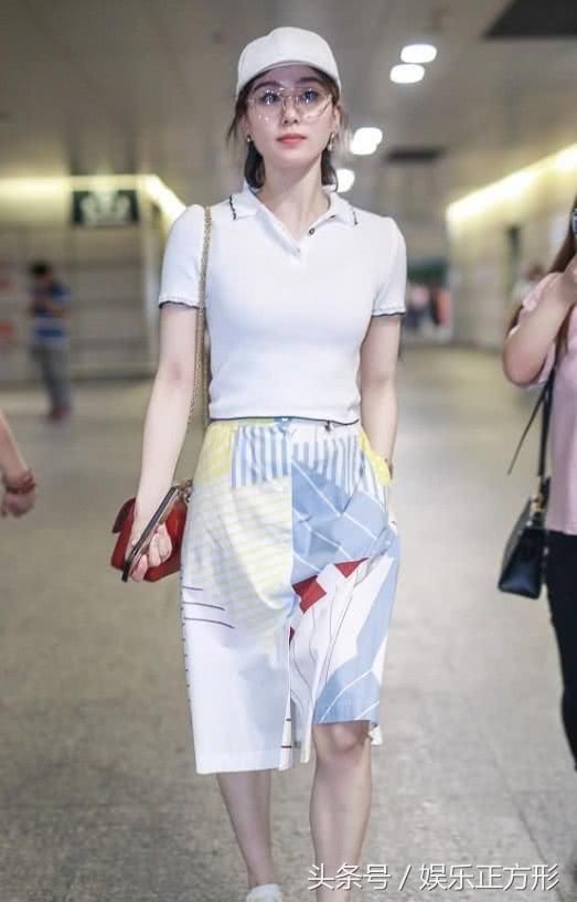 刘诗诗不仅戴巨大金色手镯，全身还用金线缠绕，只能感叹真有钱！