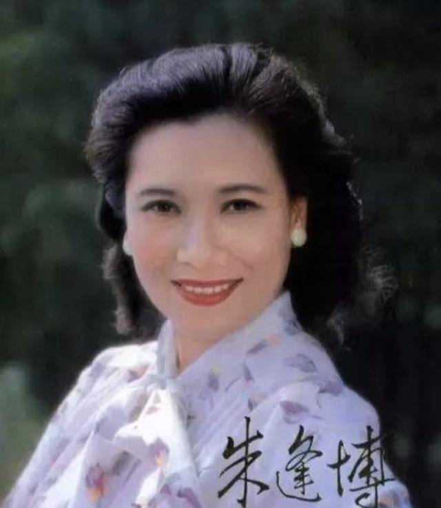  #去世#她红过李谷一，一生演唱800多首歌，丈夫去世，将骨灰放在卧室