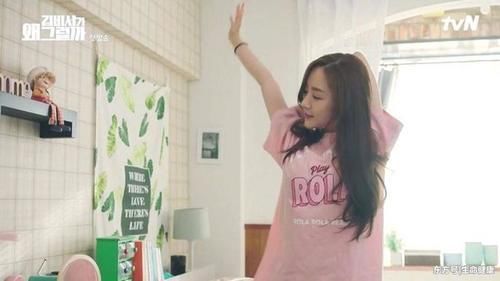 《金秘书为何那样》学朴敏英窄裙配翘臀，教你三招练就完美翘臀