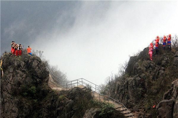 广东清远有一座山，险峻堪比华山，瀑布水潭比美九寨