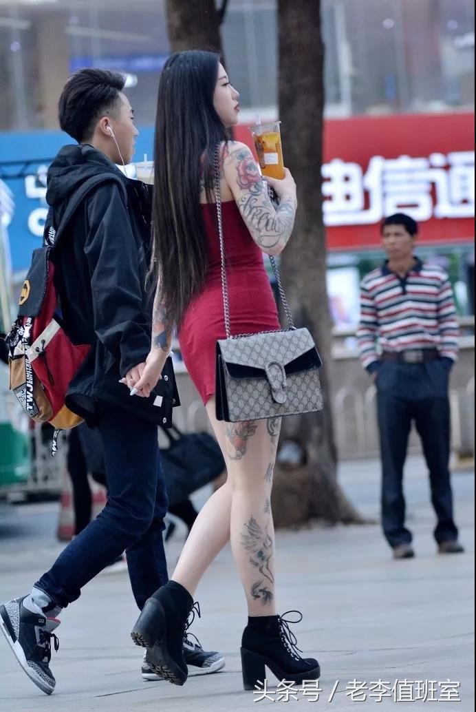 街拍:身材丰满皮肤白皙有纹身的超性感翘臀妹子