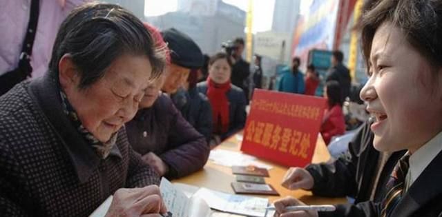  「补贴」在农村，家有这个小本本的农民能领钱，每年好几千