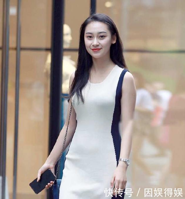 「 红唇」一抹红唇更显妩媚,真是迷人,街拍:小姐姐身姿婀娜曼妙