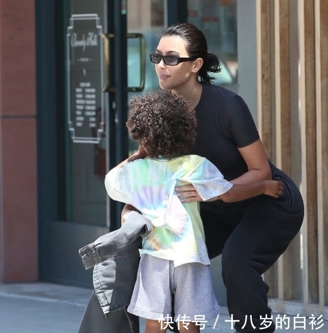 高跟鞋■卡戴珊穿高跟鞋为啥还能单手抱50斤的娃?看完她的胯,不简单!