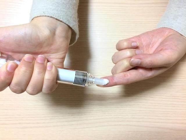 药店“跳楼价药膏”，睡前挤一点搽一搽，“眼袋、颈纹”乖乖走了