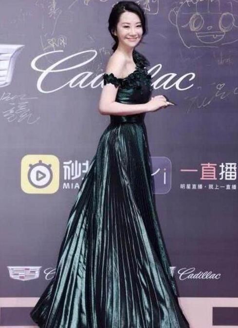 许晴才是真正的女神，49岁也能穿得美如18，是真正的冻龄女神