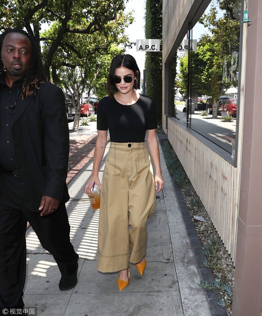 ”美少女“露西海尔出街打扮时尚有型  获黑人保镖护驾大步疾走气