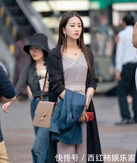  美女：街拍：娇小玲珑的美女，黑色背心搭打底裤，显女神的魅力
