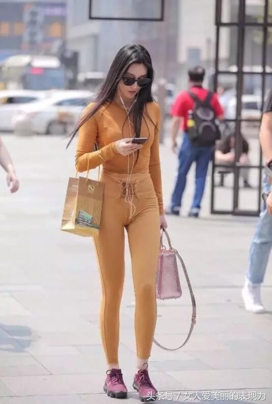 紧身衣搭配打底裤颜色很重要，像她穿的土黄色就很吸引我的注意力