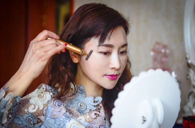 镜头下:云南50岁大妈冻龄不老，与女儿同出门似姐妹